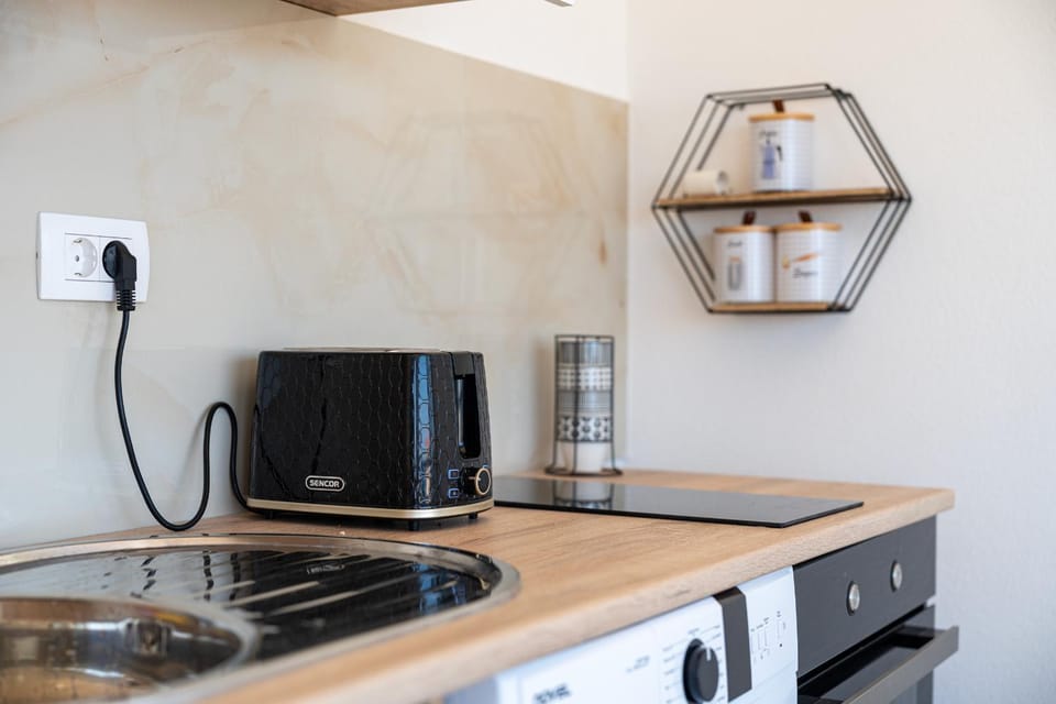 Kitchen or kitchenette, minibar, stove