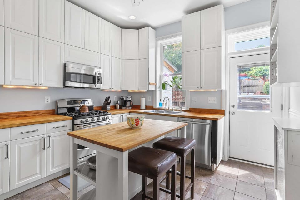 Sojourn Lovely Hill Family Home with Backyard near DC Icons Apartment in Capitol Hill