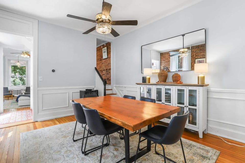 Sojourn Lovely Hill Family Home with Backyard near DC Icons Apartment in Capitol Hill