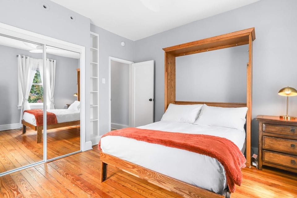 Sojourn Lovely Hill Family Home with Backyard near DC Icons Apartment in Capitol Hill
