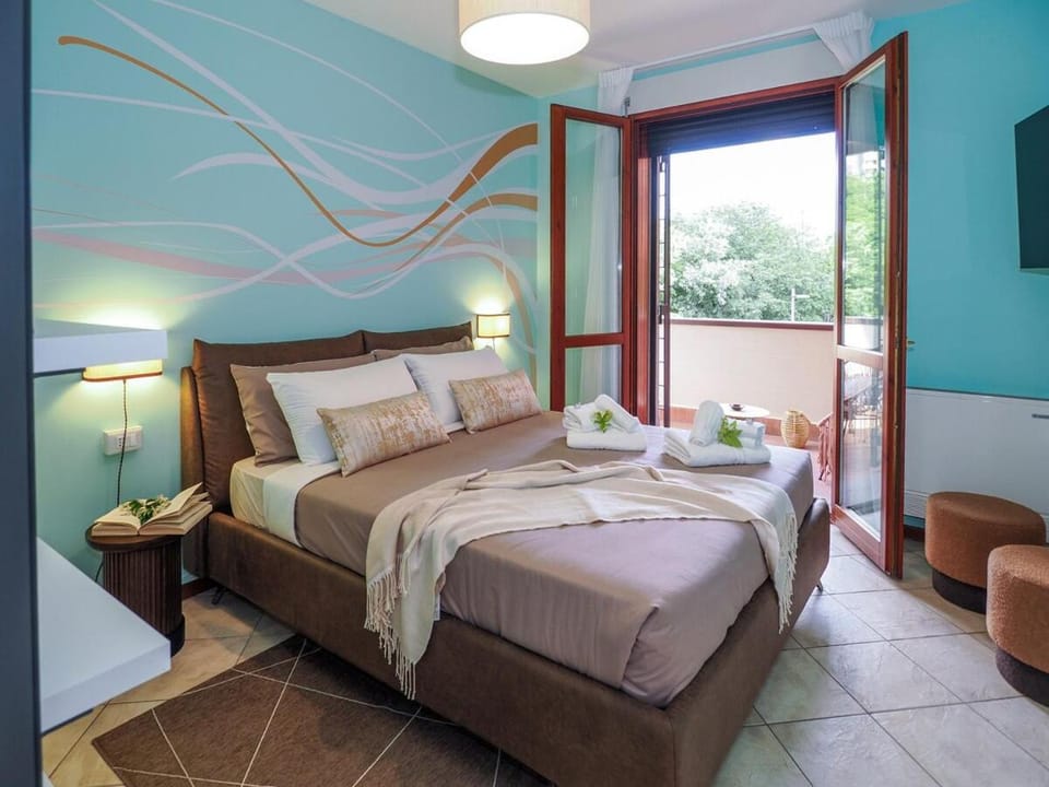 Bed, TV and multimedia, Photo of the whole room, Bedroom