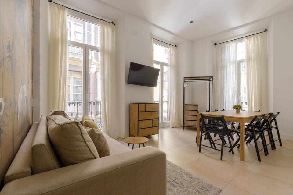 TV and multimedia, Living room, Seating area, Dining area