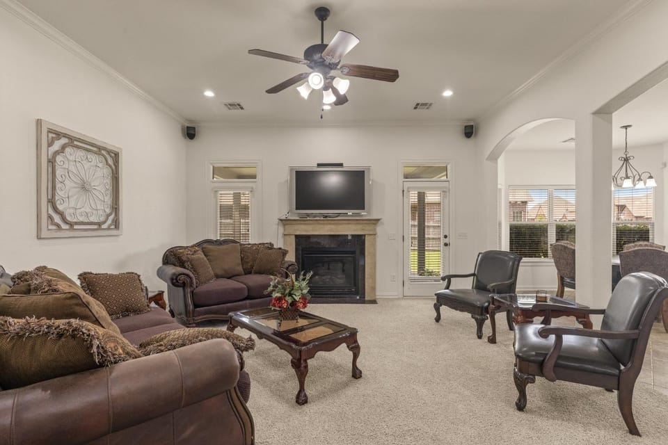 Communal lounge/ TV room, TV and multimedia, Living room, Decorative detail, Seating area
