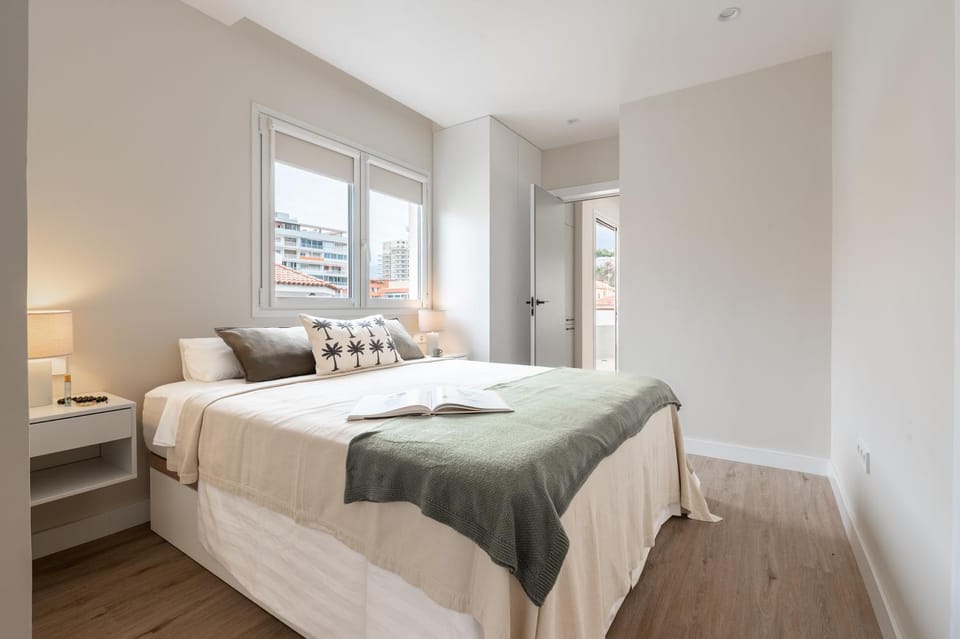 Photo of the whole room, Bedroom, Street view