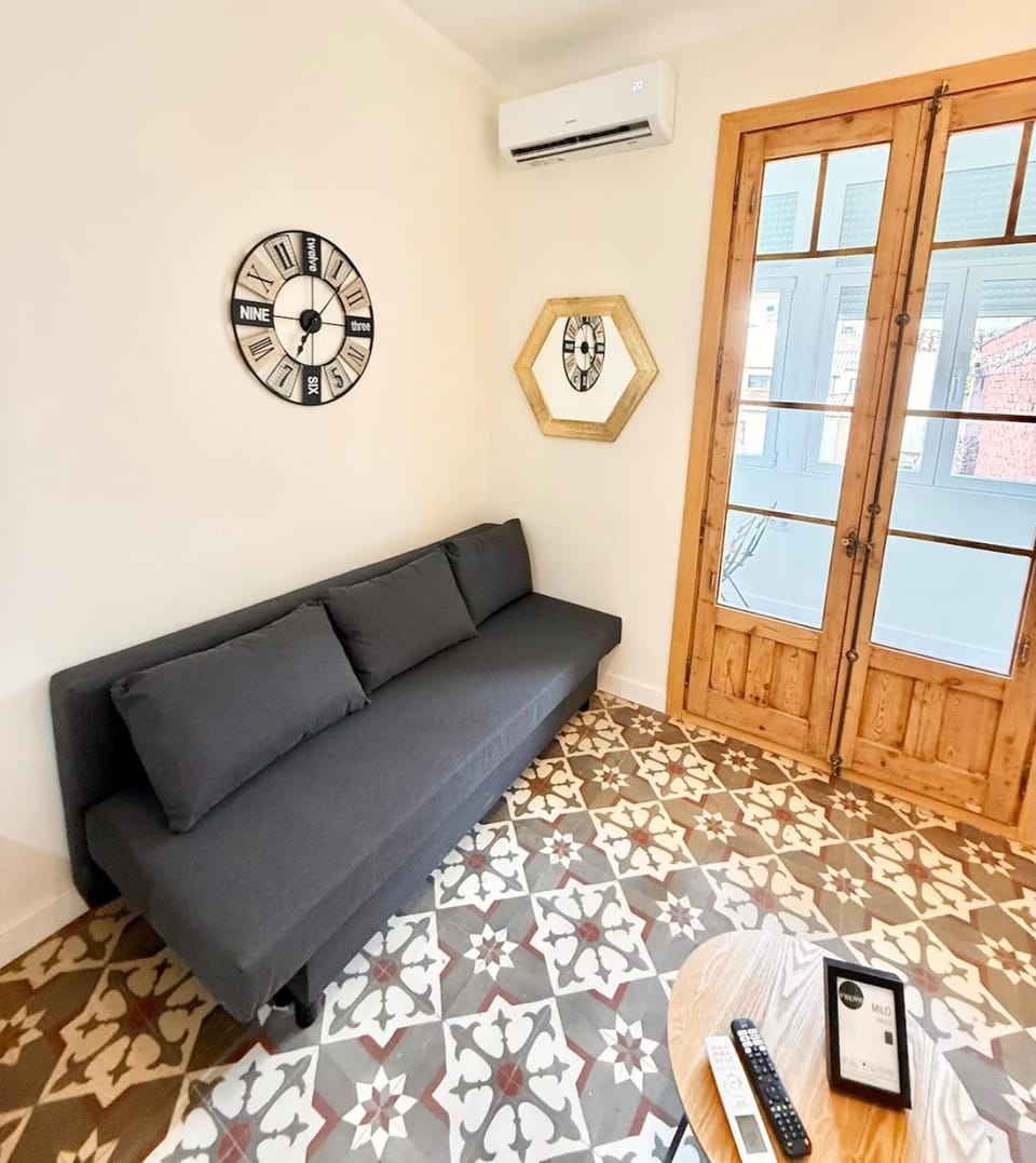 TV and multimedia, Living room, Seating area, air conditioner