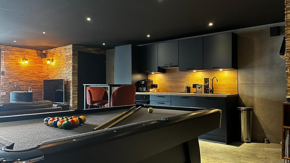 Billiard, Kitchen or kitchenette