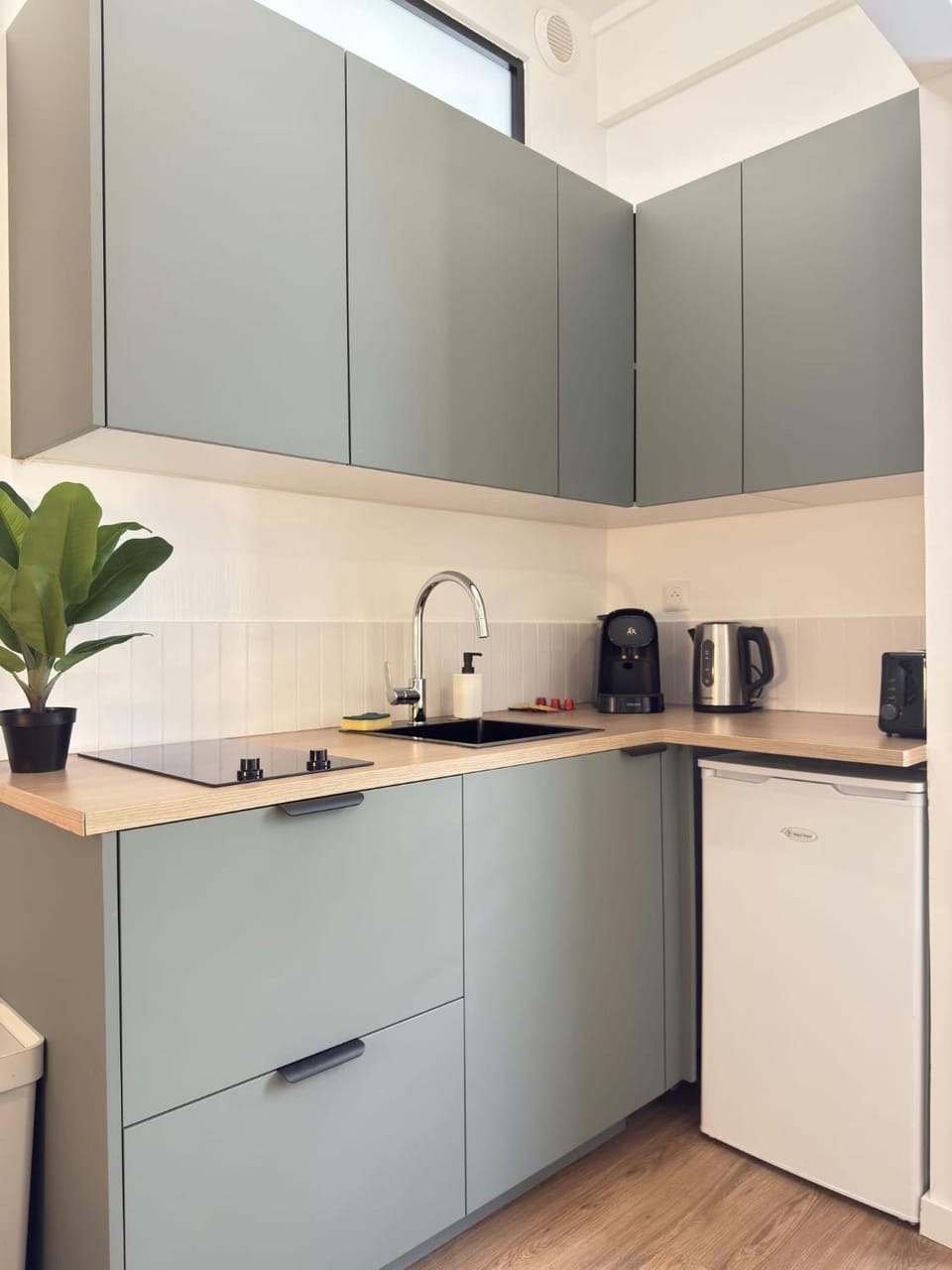 Coffee/tea facilities, Kitchen or kitchenette, stove, toaster