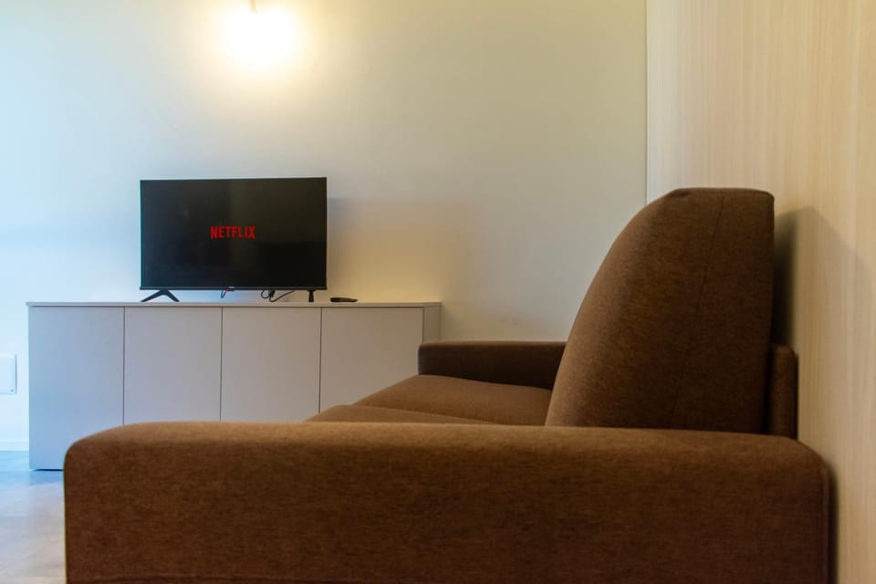 Communal lounge/ TV room, TV and multimedia, Living room, Seating area, Evening entertainment