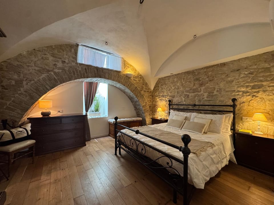 Bed, Photo of the whole room, Bedroom, internet, wardrobe