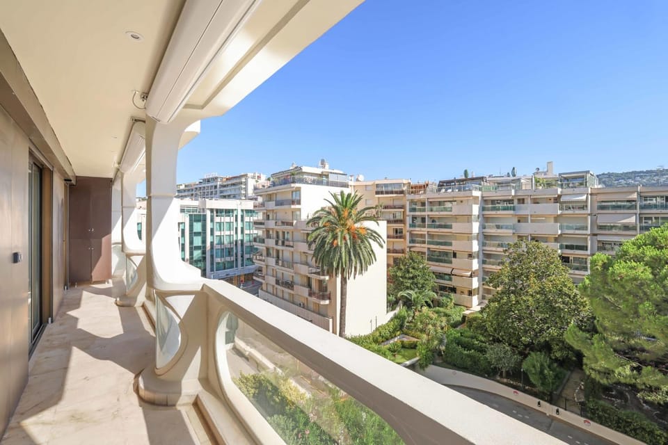 REF 1991 - Cannes Croisette - Sea view apartment for rent Apartment in Cannes