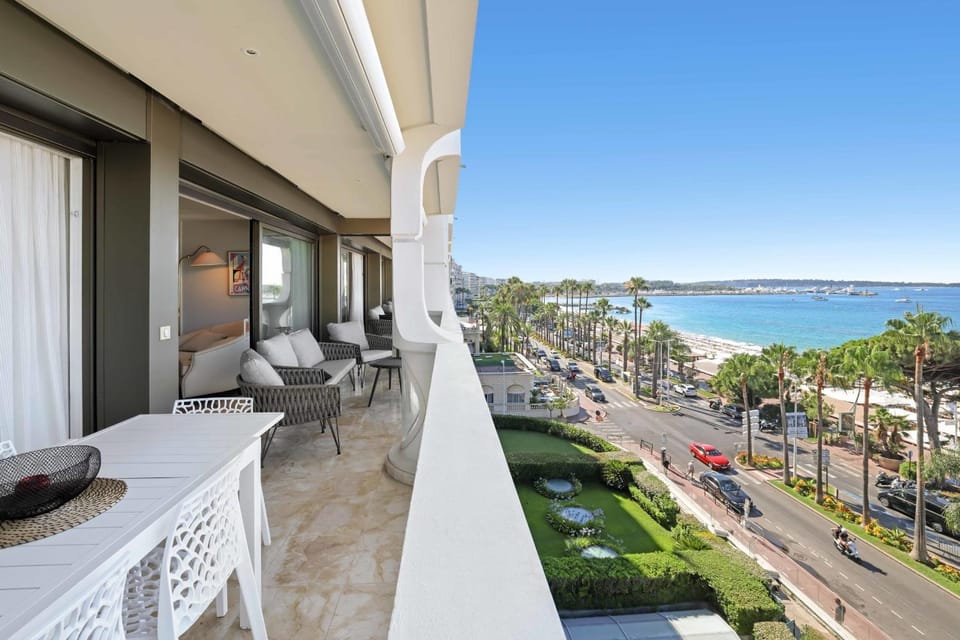 REF 1991 - Cannes Croisette - Sea view apartment for rent Apartment in Cannes