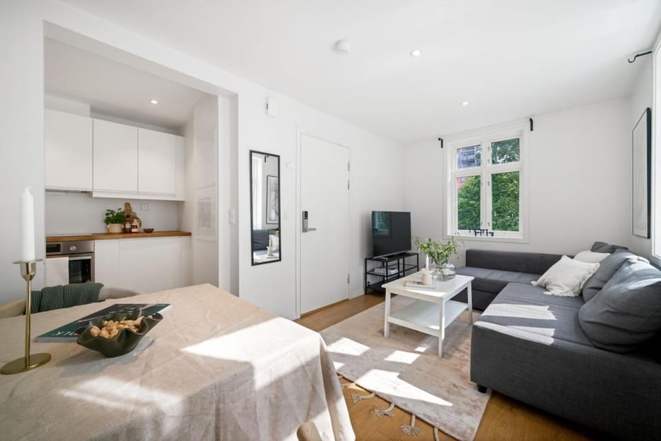 Bed, TV and multimedia, Living room, Seating area, Dining area