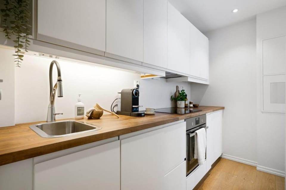 Coffee/tea facilities, Kitchen or kitchenette, dishwasher, stove