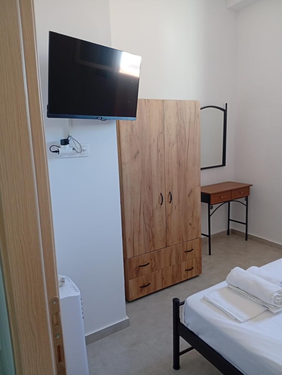 Bed, TV and multimedia, wardrobe