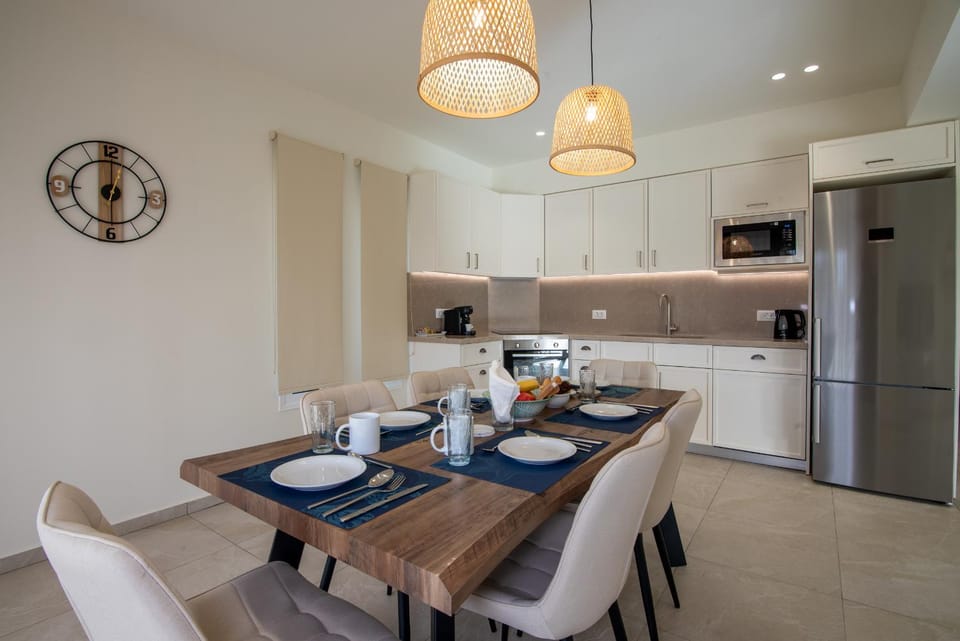 Kitchen or kitchenette, Dining area, oven, stove, toaster