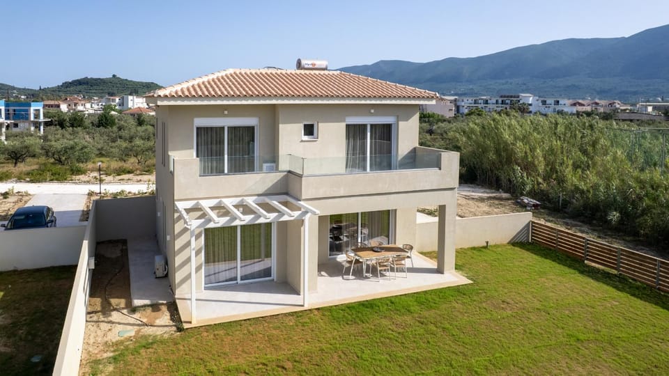 Property building, Patio, Spring, Natural landscape, Garden, View (from property/room), Balcony/Terrace, Garden view