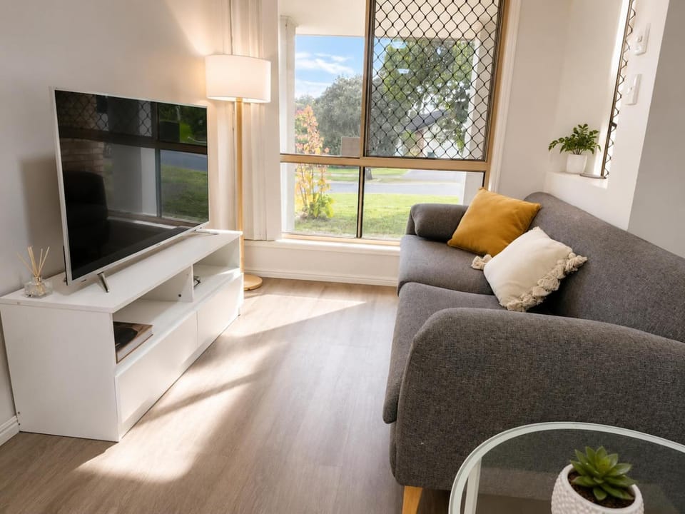 TV and multimedia, Living room, Seating area, Street view