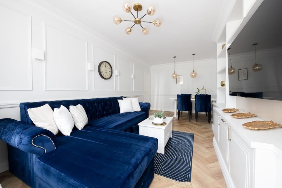 TV and multimedia, Living room, Seating area, Dining area, internet, air conditioner