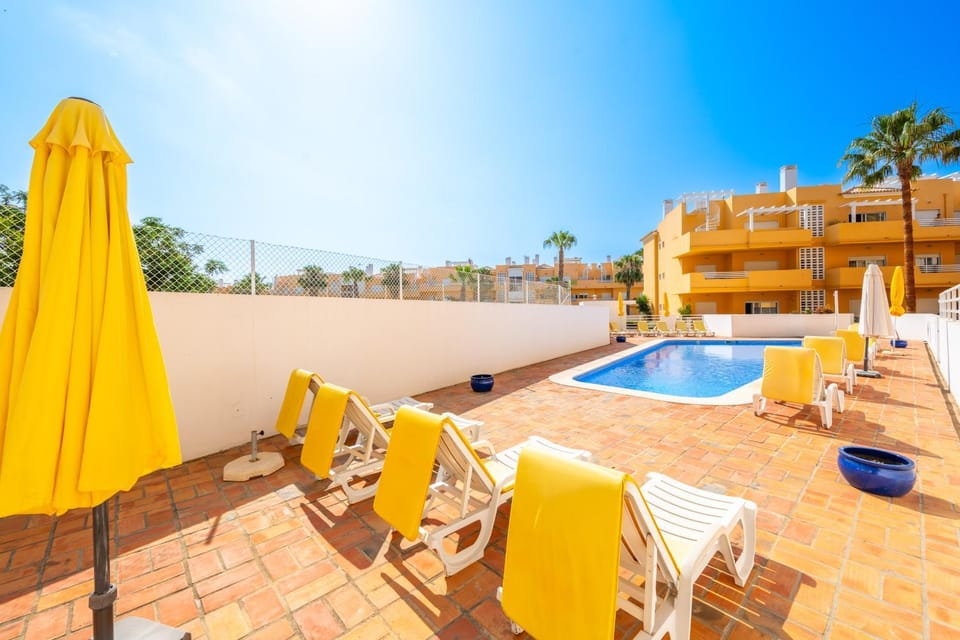 Swimming pool, sunbed