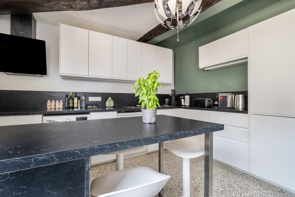 Kitchen or kitchenette, Living room