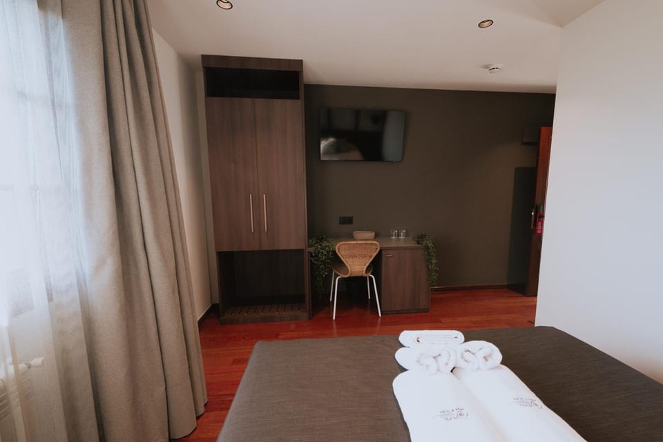 Bed, TV and multimedia, Photo of the whole room, Bedroom, towels