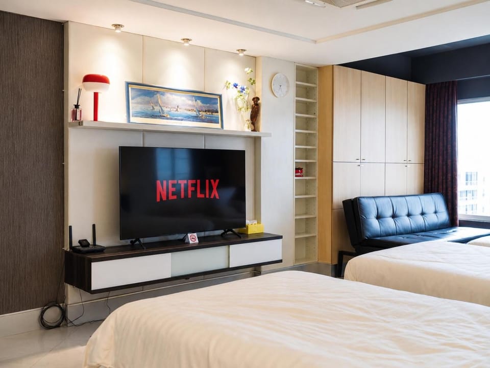 Bed, TV and multimedia, Photo of the whole room, Evening entertainment, Bedroom