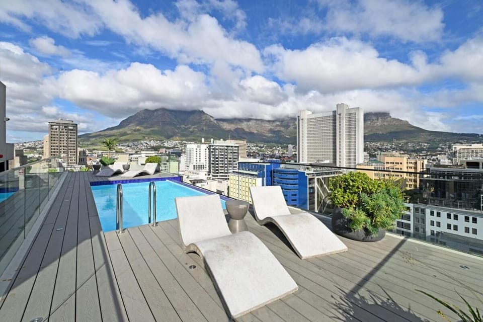 Storm - Sky High 1 Bed Penthouse - City & Mountain Views Apartment in Cape Town