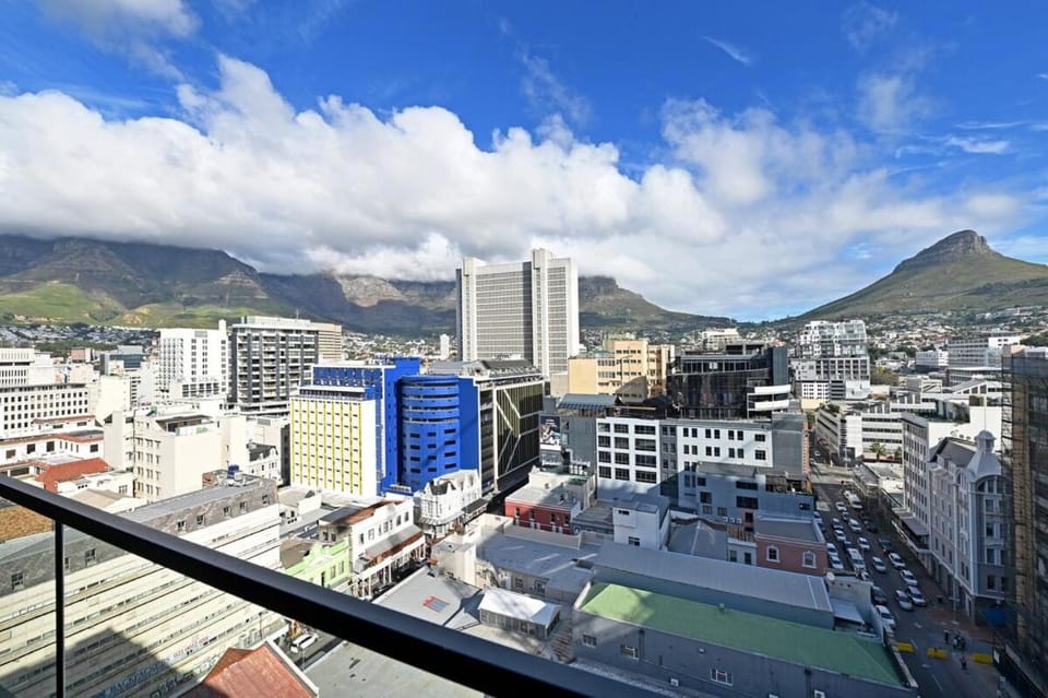 Storm - Sky High 1 Bed Penthouse - City & Mountain Views Apartment in Cape Town