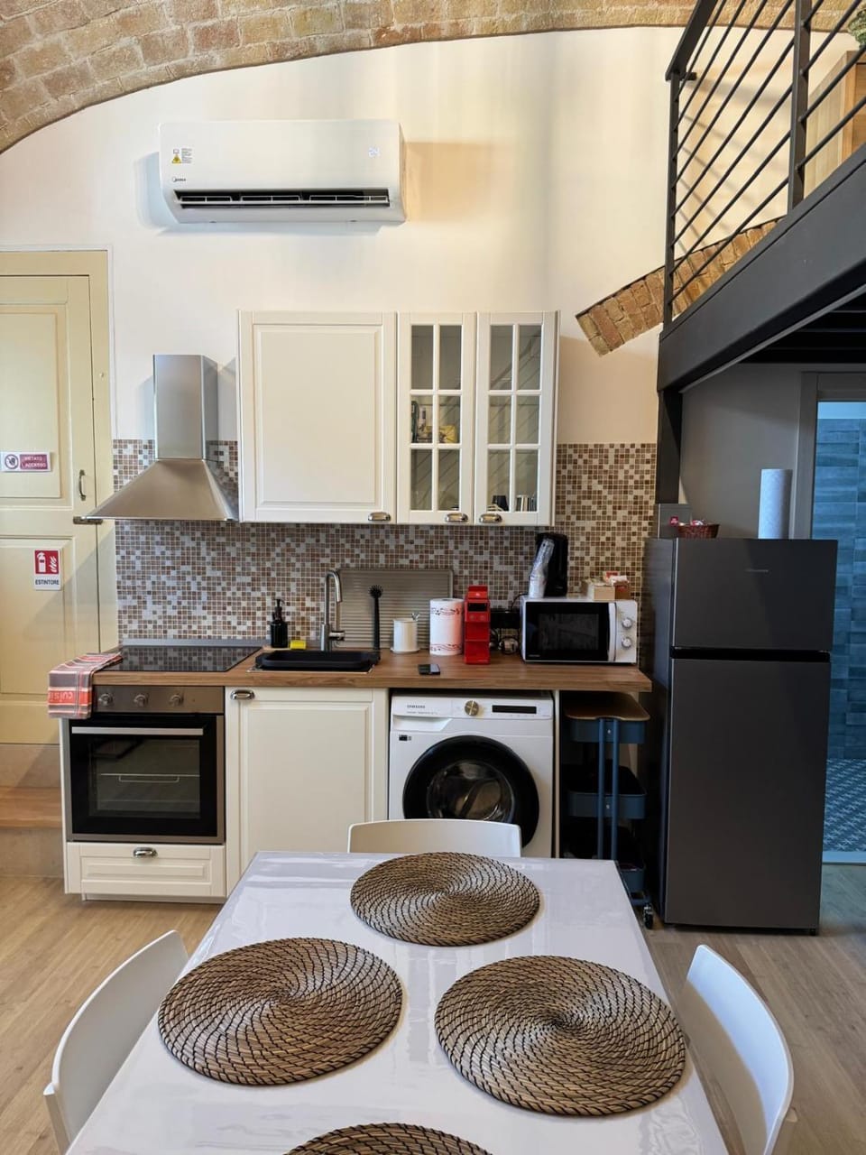 Coffee/tea facilities, Kitchen or kitchenette, Dining area, oven, pet friendly, stove