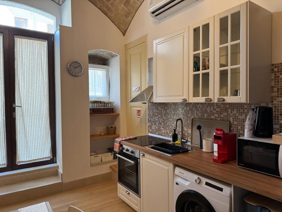 Coffee/tea facilities, Kitchen or kitchenette, oven, pet friendly, stove, washing machine