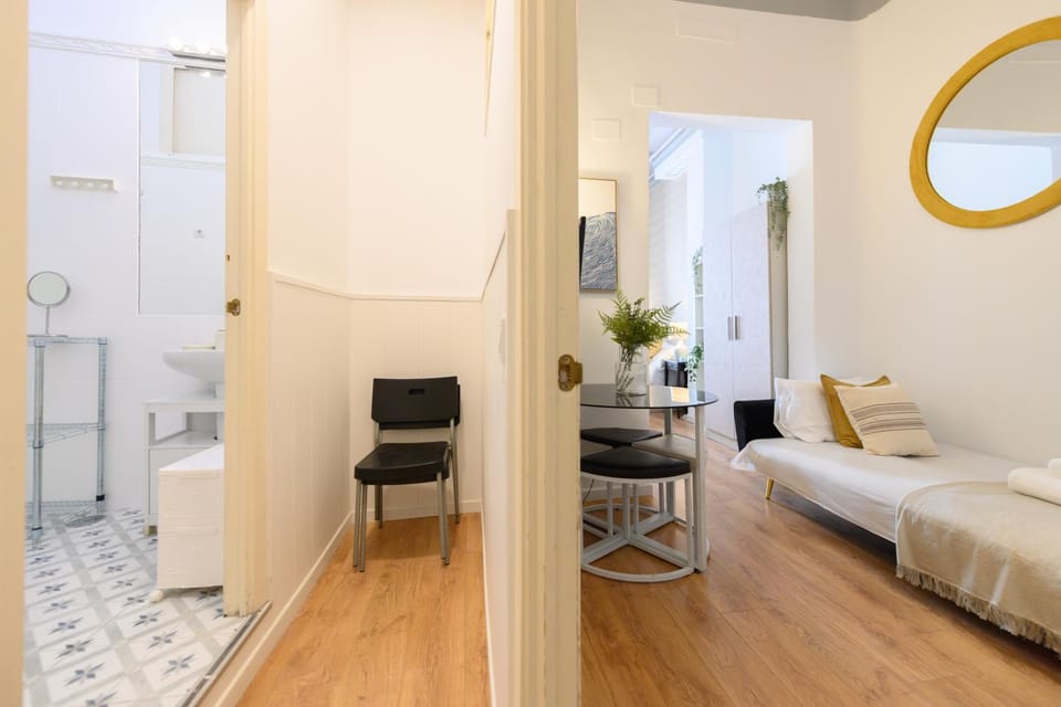 Apartamento de 1 dormitorio con balcón en el corazón de Madrid Temporal CER822 Apartment in Centro