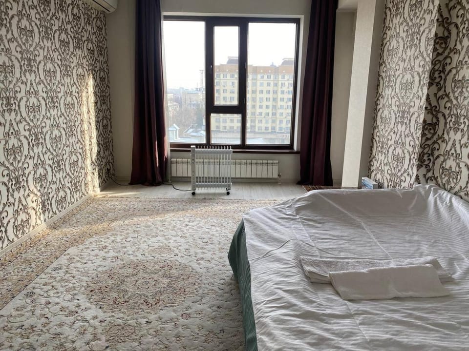 Bed, View (from property/room), City view
