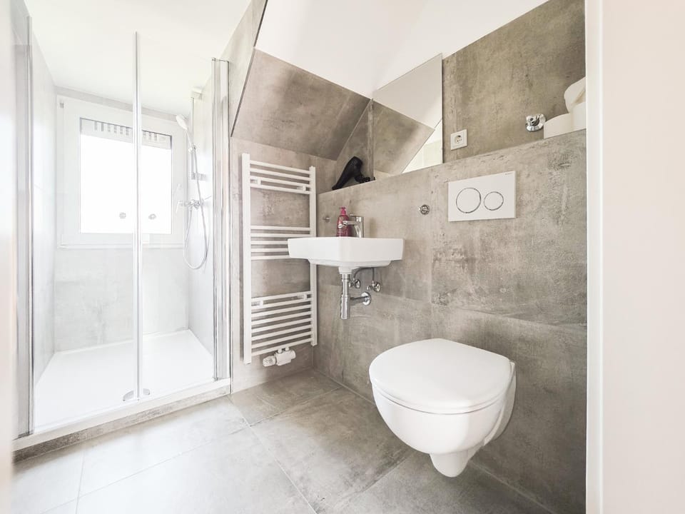 Shower, Toilet, Bathroom, hair dryier, heating