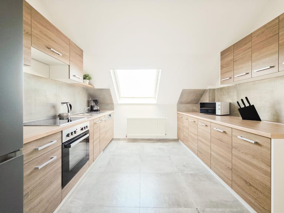 Coffee/tea facilities, dishwasher, heating, microwave, oven, stove, kitchen