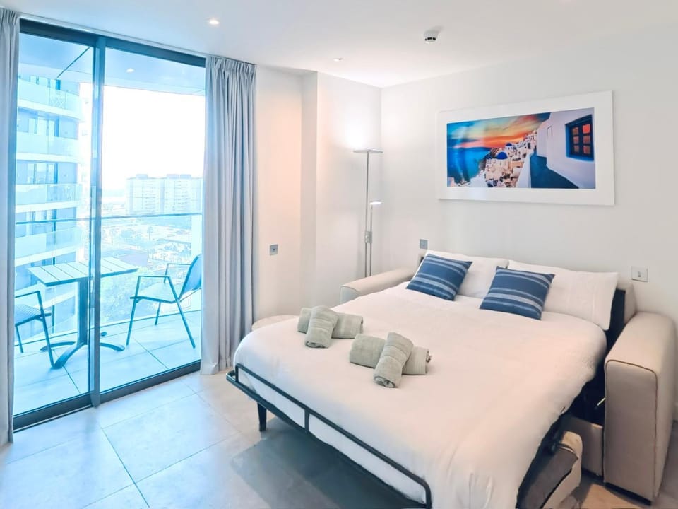 Living room, Bedroom, towels