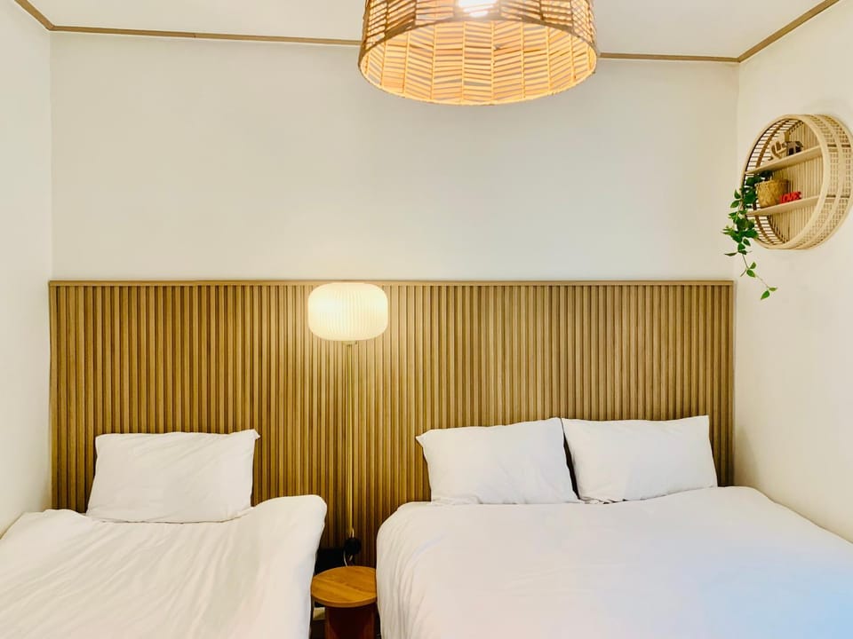 Bed, Photo of the whole room, Decorative detail, Decorative detail, Bedroom