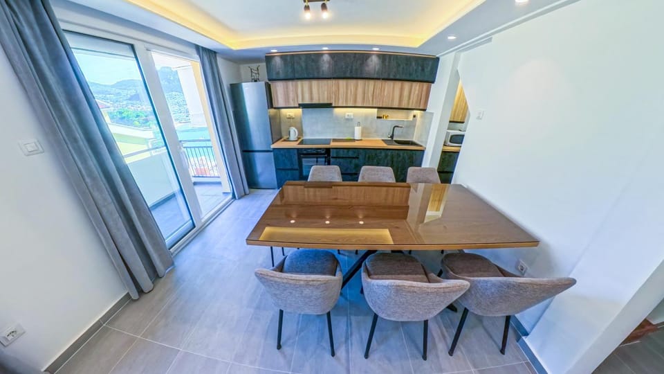 Coffee/tea facilities, Balcony/Terrace, Kitchen or kitchenette, Dining area, Mountain view, Sea view, microwave, oven, stove