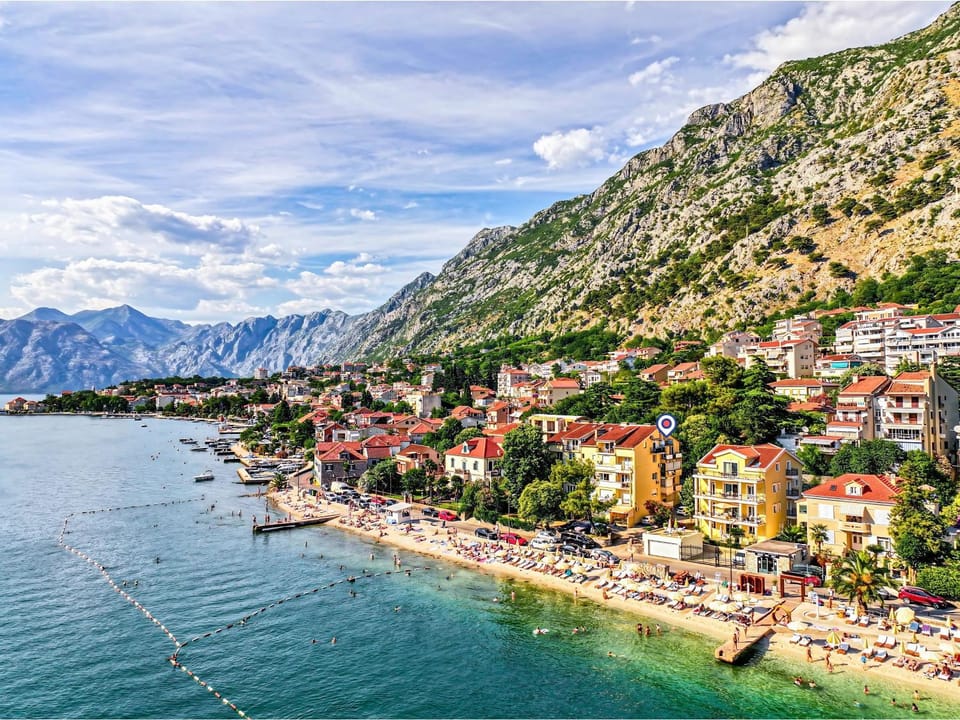 Property building, Nearby landmark, Day, Natural landscape, Bird's eye view, Summer, Balcony/Terrace, Beach, City view, Mountain view, Sea view