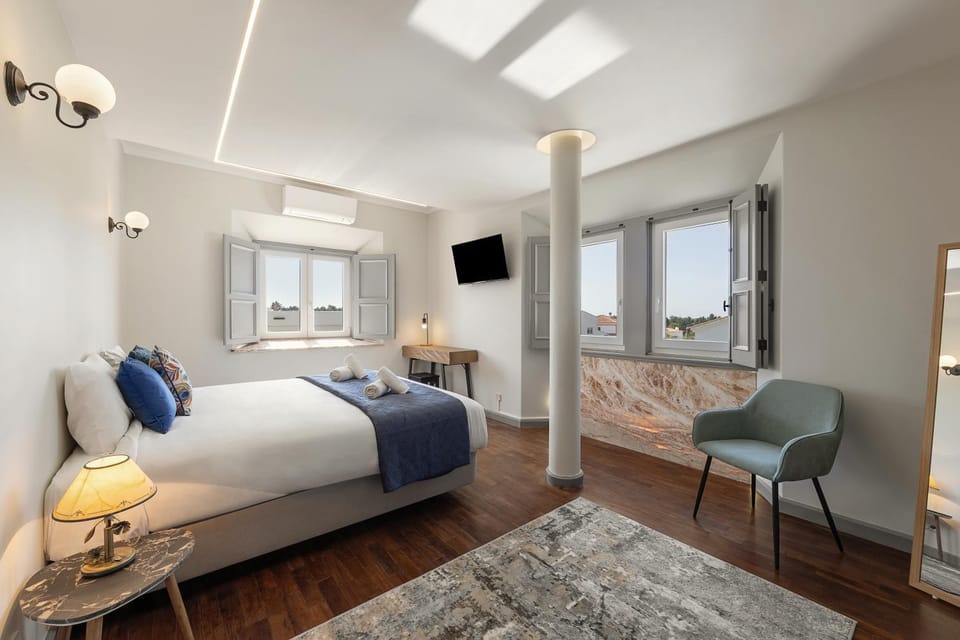 Bed, TV and multimedia, Photo of the whole room, Bedroom