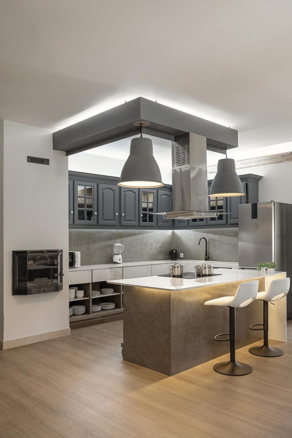 Kitchen or kitchenette, dishwasher, stove