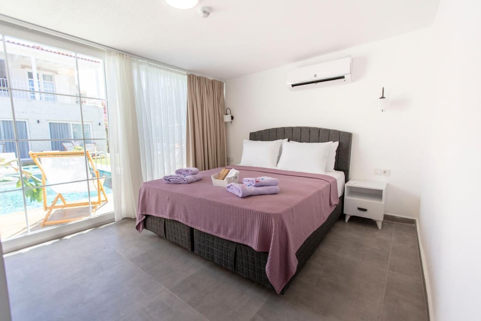 Bed, Bedroom, towels, air conditioner