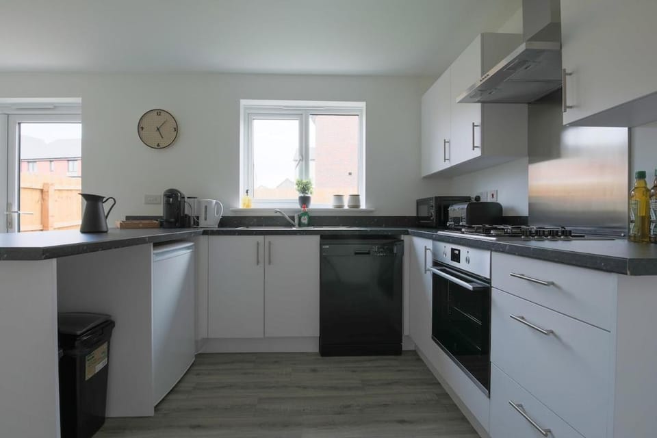 The Haven – Modern 4-Bed Home with Garden Bed and Breakfast in Cardiff