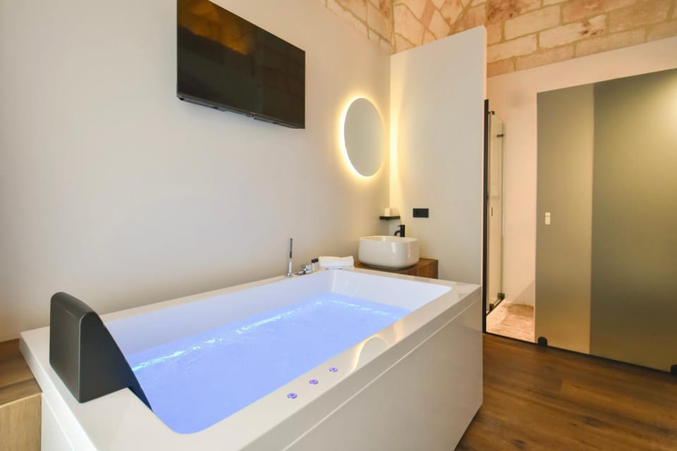 Hot Tub, Hot Tub, TV and multimedia, Bath