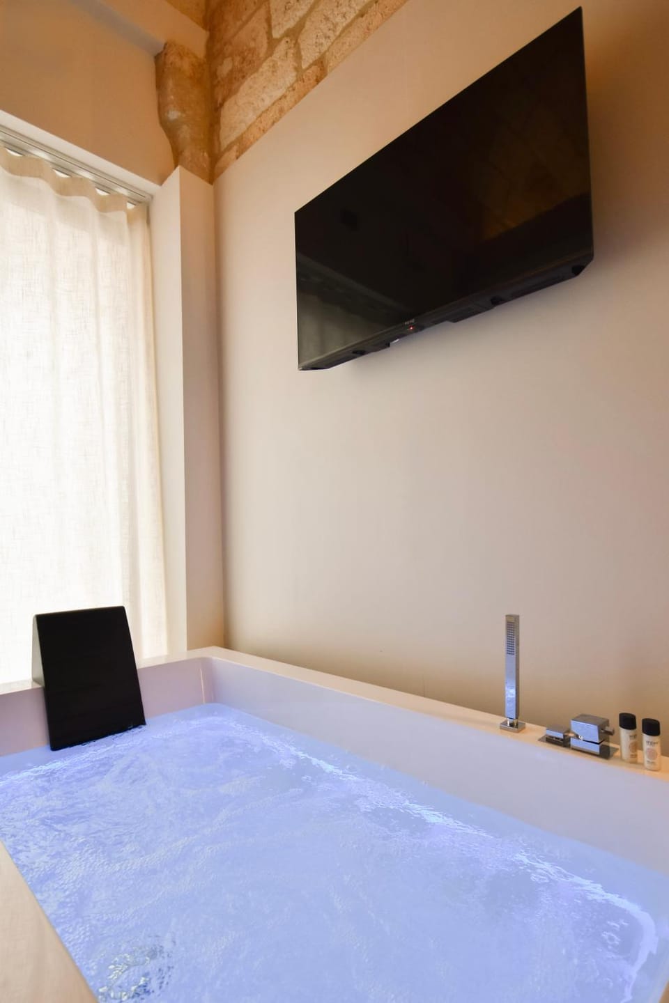 Hot Tub, TV and multimedia