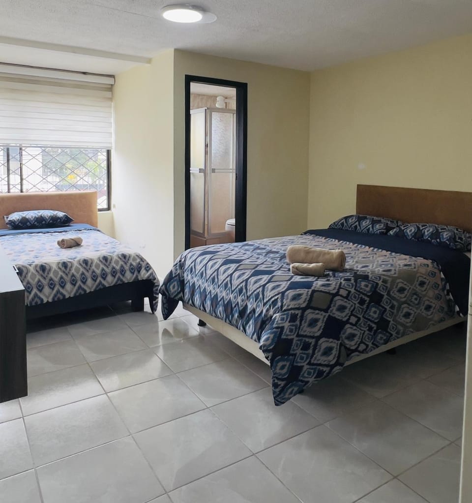 AShostEcuador, Quito, rooms & suits, Quito cerca parque La Carolina Bed and Breakfast in Quito