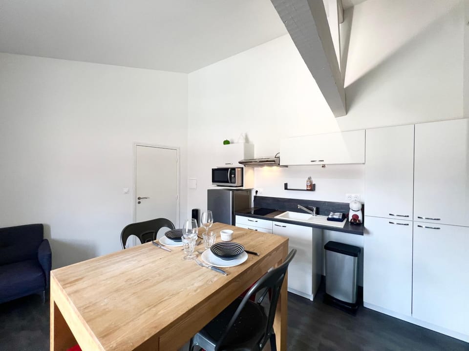 Kitchen or kitchenette, Dining area, stove