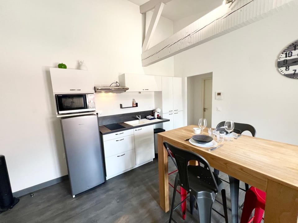 Kitchen or kitchenette, Dining area, stove