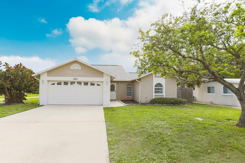 Property building, Neighbourhood, Natural landscape, Parking