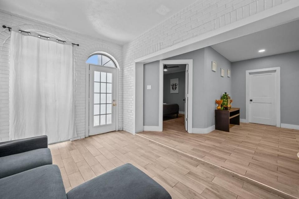 Stylish 2BR Saltwater Pool Apartment in Houston