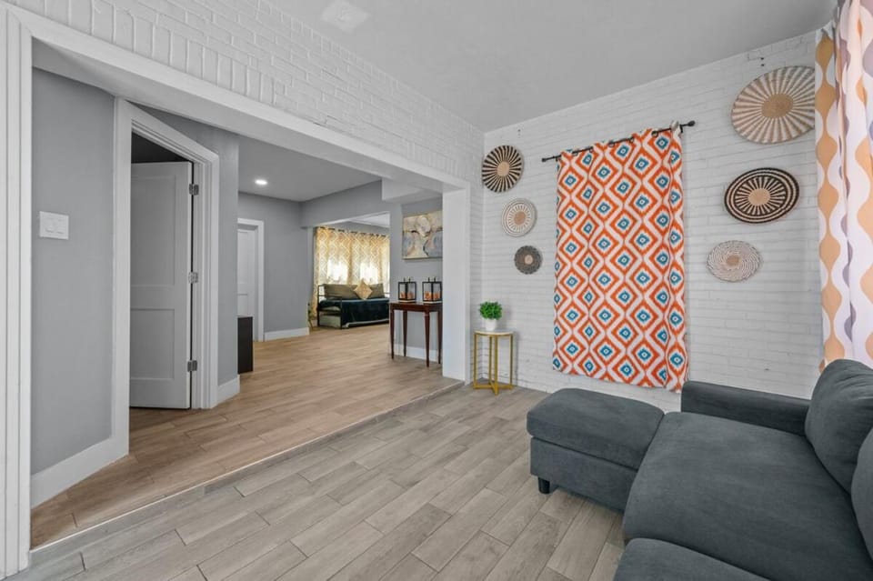 Stylish 2BR Saltwater Pool Apartment in Houston